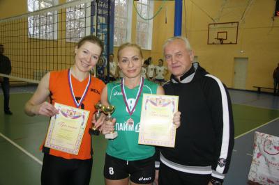 Рязанским волейболисткам-пляжницам и их тренеру вручили награды и значки